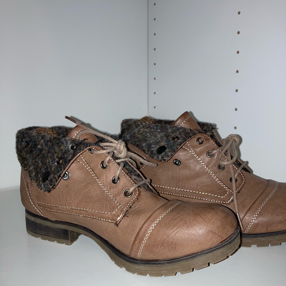 COZY refresh winter boots size 8.5. Faux leather